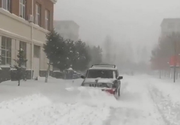 通辽高校师生改装废弃车辆除雪 如此铲雪车特别亮眼