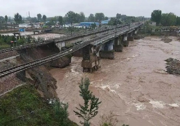 平遥古城积水严重墙体坍塌 山西暴雨致景点关闭