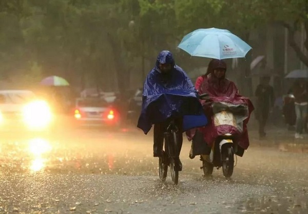 河南平顶山暴雨亲历者:没看到雨停不敢睡觉