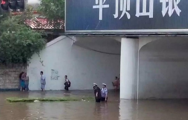 河南平顶山暴雨亲历者:没看到雨停不敢睡觉