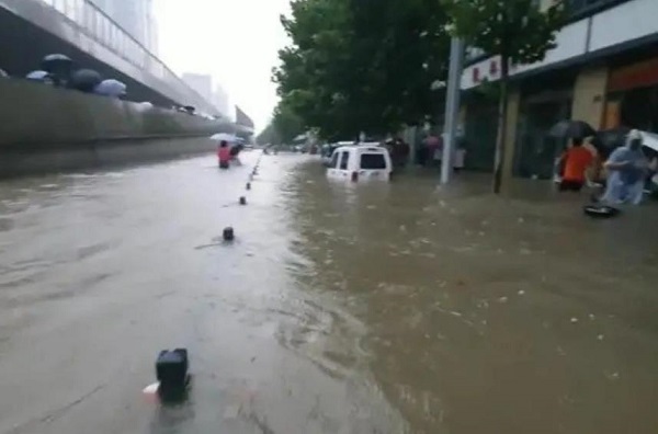 河南平顶山暴雨亲历者:没看到雨停不敢睡觉