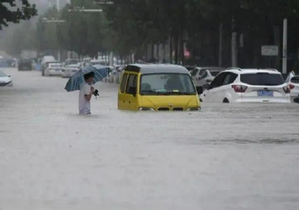 河南平顶山暴雨亲历者:没看到雨停不敢睡觉