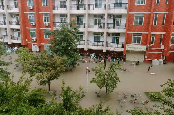 河南平顶山暴雨亲历者:没看到雨停不敢睡觉